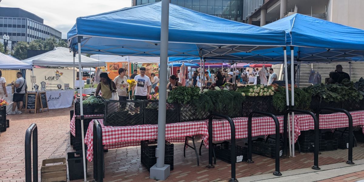 Vendors at 亚洲博彩网站 Van Ness Farmers Market