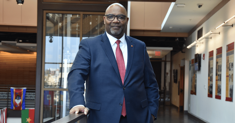 总统 Maurice D. Edington博士