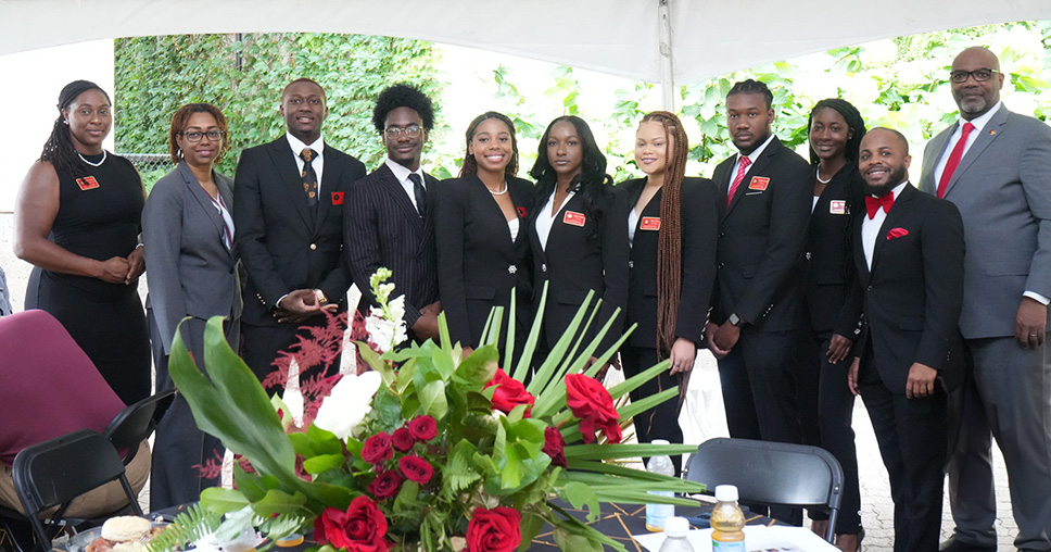 总统 Edington with Student Government Association.